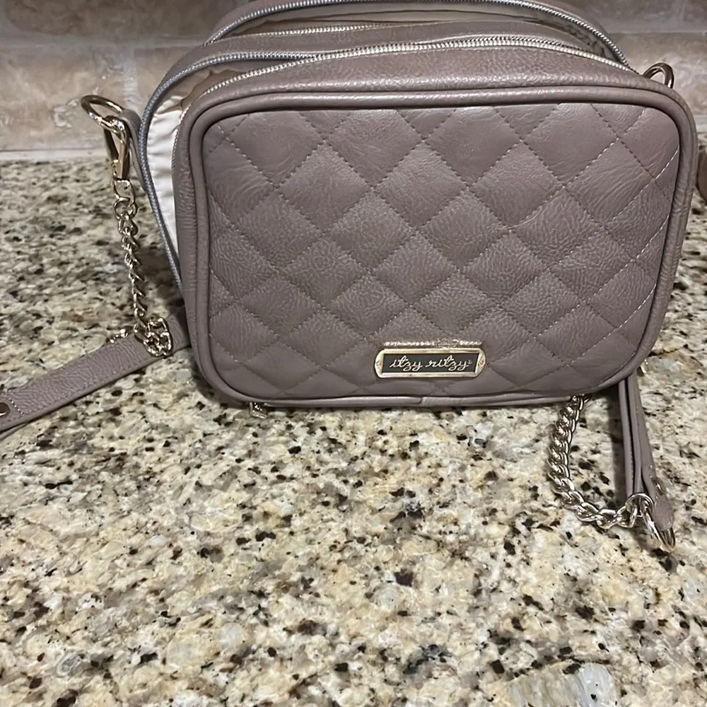 Itzy Ritzy Quilted Crossbody Baby Bag in Taupe